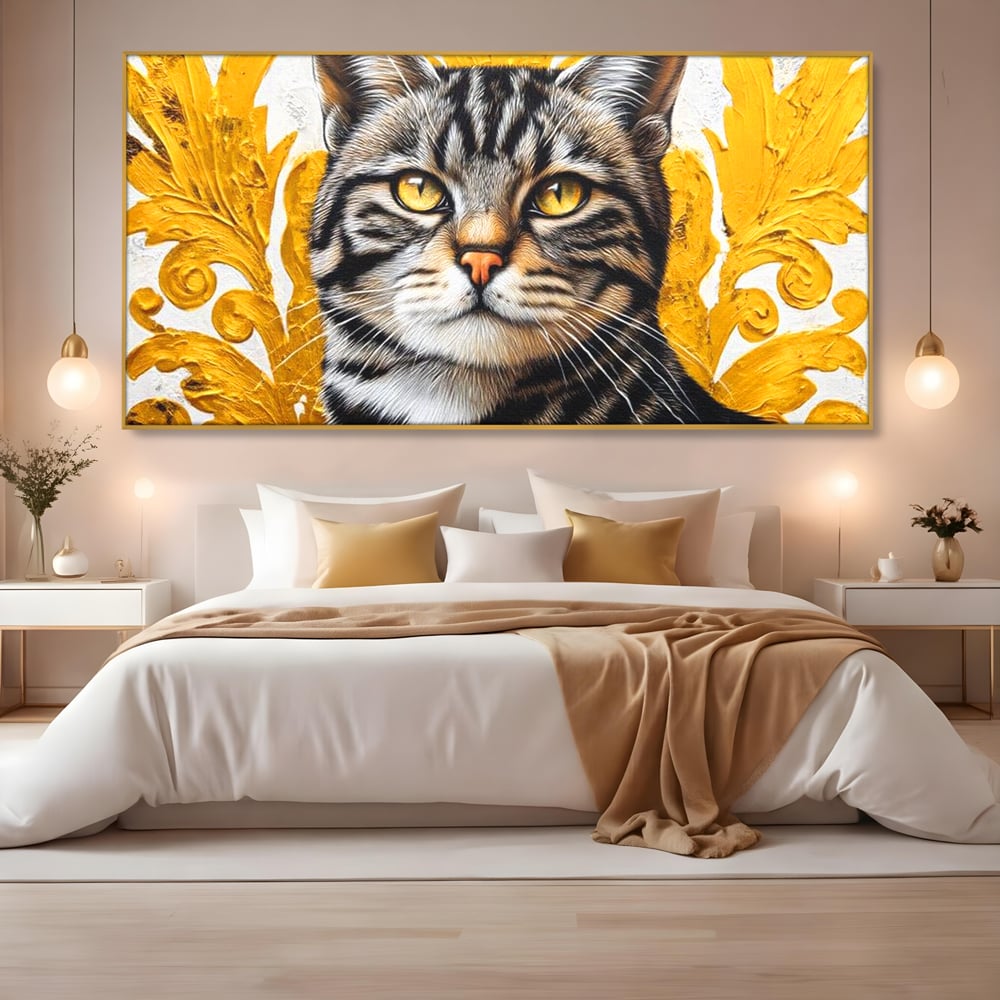 Tablou canvas cu tablou canvas cu motan tigrat, in rama de aluminiu auriu, pe perete intr-un dormitor